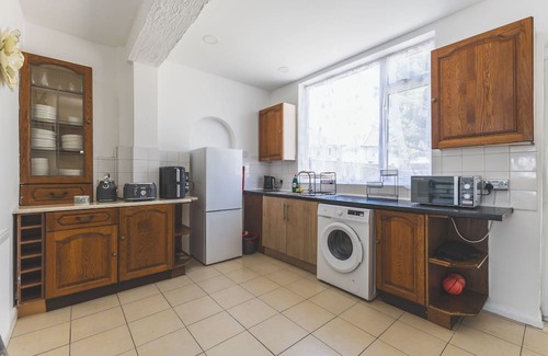Cranford Casa | Spacious 5BD Home w/Garden & Parking, Hounslow