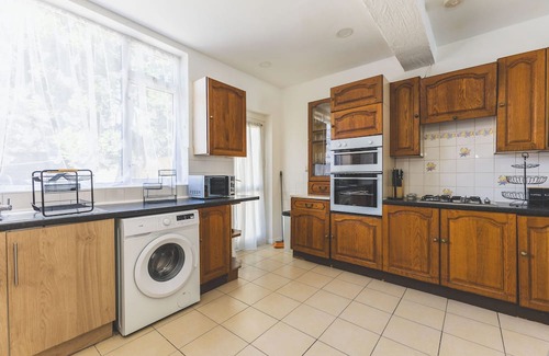 Cranford Casa | Spacious 5BD Home w/Garden & Parking, Hounslow