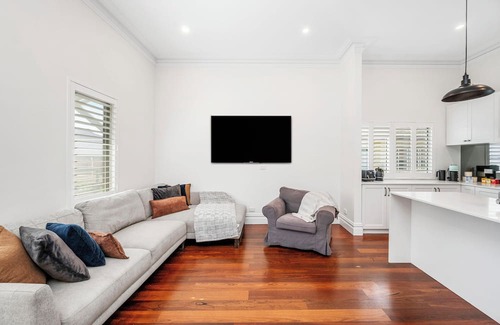 Bayswater Casa | Stylish Suburban Getaway: Spacious & BBQ in Bayswater