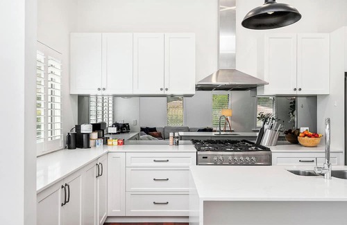 Bayswater Casa | Stylish Suburban Getaway: Spacious & BBQ in Bayswater
