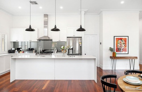 Bayswater Casa | Stylish Suburban Getaway: Spacious & BBQ in Bayswater