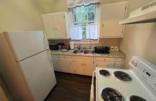 Dublin Apartamento | Charming 1-bedroom apartment in fabulous Dublin, GA. Just minutes from Downtown.