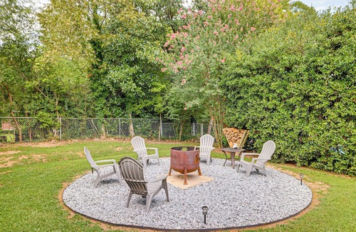 Greer Casa | Families Welcome, Fenced Yard: Inviting Greer Home