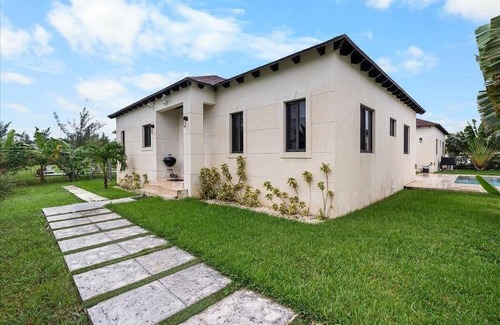 Gambier Villa | Modern villa near the beach