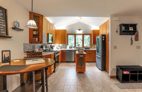Edinboro Casa | Wooded Retreat on 5 Acres: 6 Mi to Edinboro Lake!