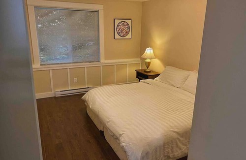 Chemainus Cama Y Desayuno | Stylish West Coast King Suite B&B