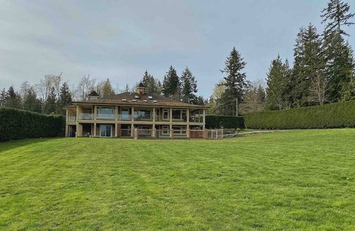 Chemainus Cama Y Desayuno | Stylish West Coast King Suite B&B