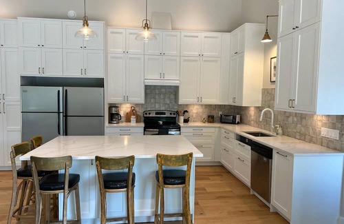 Low Cabaña | The Papillon Lakehouse - waterfront property one hour from Ottawa