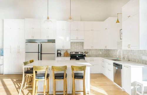 Low Cabaña | The Papillon Lakehouse - waterfront property one hour from Ottawa