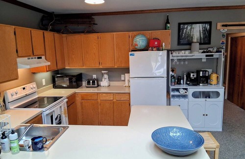 Plymouth Condominio | SKI IN/OUT & w/Fireplace @ Tenney Mt, central to 4 Indypass Mts, Lakes, & more!