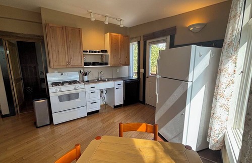 Pinedale Apartamento | Bright, sun-filled apartment with floor-to-ceiling windows