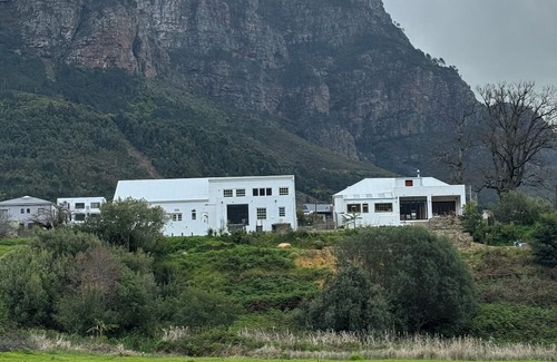 Pniel Cama Y Desayuno | Villa Verde, farm stay in the winelands with views for days.