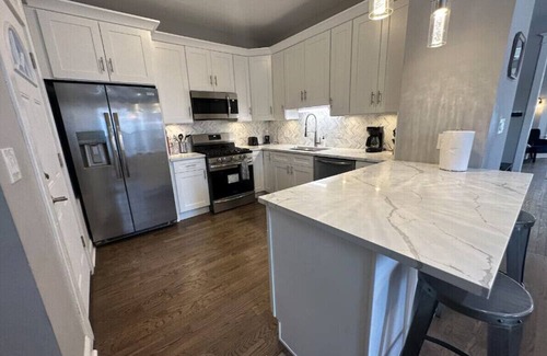 South Shore Apartamento | Walk to the Lake! Grill, Fireplace, Sleeps 12