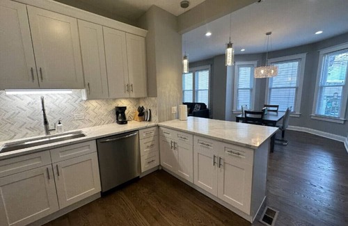 South Shore Apartamento | Walk to the Lake! Grill, Fireplace, Sleeps 12