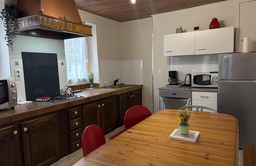 Bransat Cabaña | Casa familiar en el corazón de Allier con jardín cerrado, parking y aire acondicionado