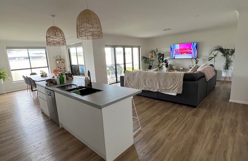 Kelso Casa | Marsden Estate Home. 10 minutes from Mount Panorama