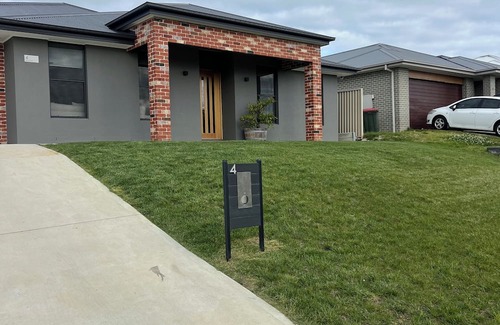 Kelso Casa | Marsden Estate Home. 10 minutes from Mount Panorama