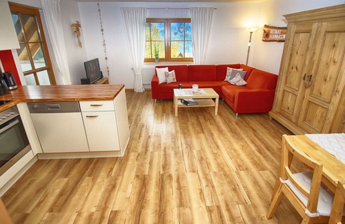 Haslachsimonswald Apartamento | Holiday Apartment 'Morgensonne, 50 sqm' with Shared Terrace, Shared Garden and Wi-Fi