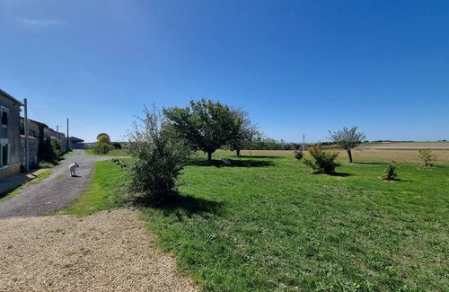 Mazeuil Casa | 8-person gite with swimming pool and pétanque court, 25 minutes from Futuroscope.