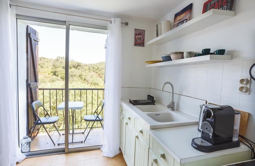Gabian Apartamento | Cosy Apartment in Ancient Gabian with River and Vineyard Views
