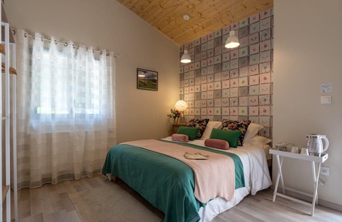 Saint-Pons Cama Y Desayuno | Guest Room 'La Bergerie' with Mountain View, Shared Pool and Wi-Fi