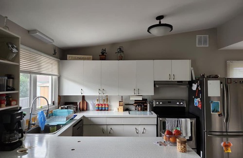 Gimli Casa | Work & Play in Gimli – Office space, Fibre Internet, Full Kitchen, Lake Walks