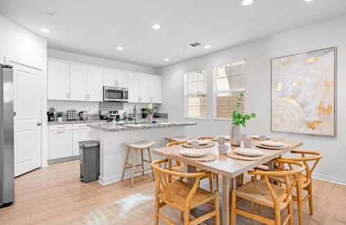 Ontario Villa | 4BR/3BA/6BEDS/Close to the airport/Quality furniture/Comfortable/Clean
