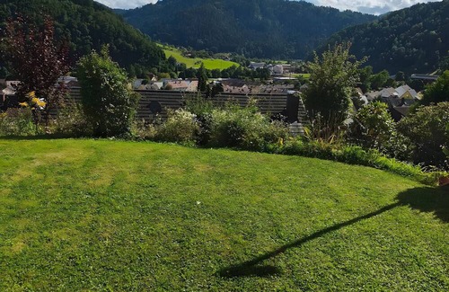 Wolfach Apartamento | Apartment 'Kinzigtalblick' with Mountain View, Private Terrace and Wi-Fi
