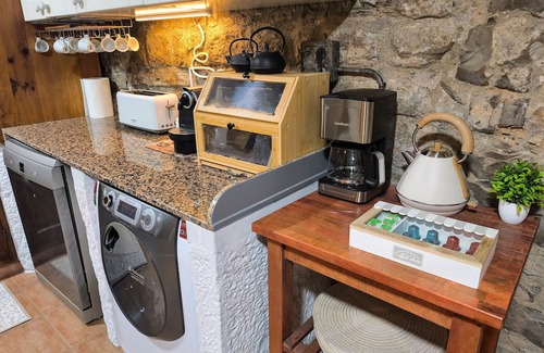 Sant Guim de la Plana Casa | Rural House 'La Rectoria De Vicfred' with Mountain Views, Wi-Fi and Air Conditioning