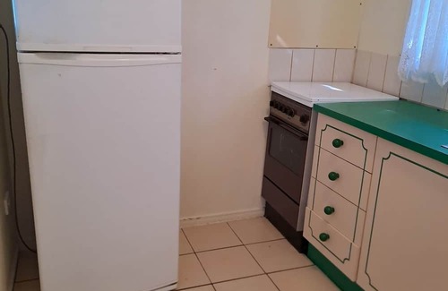 Eagleby Apartamento | Gracelands Huge one bedroom apartment(left wing). One large Queen bedroom,