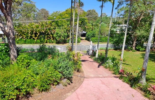Eagleby Apartamento | Gracelands Huge one bedroom apartment(left wing). One large Queen bedroom,