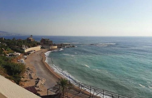 Aamchit Apartamento | Silvia's romantic Byblos beachfront Duplex