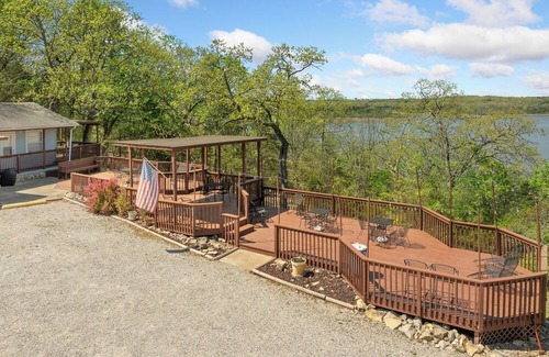 Diamond City Cabina | 1bd/1bath cabin with beautiful views of Bull Shoals Lake in a quiet, peaceful area.