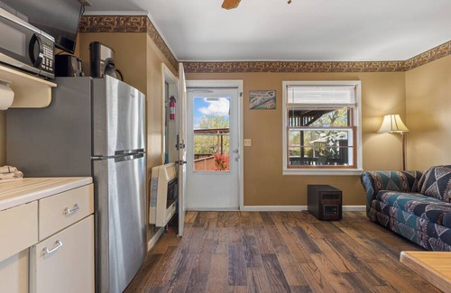 Diamond City Cabina | 1bd/1bath cabin with beautiful views of Bull Shoals Lake in a quiet, peaceful area.