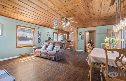 Diamond City Cabina | AMAZING property! Beautiful views of Bull Shoals Lake with on site amenities! 2bed/2bath cabin.
