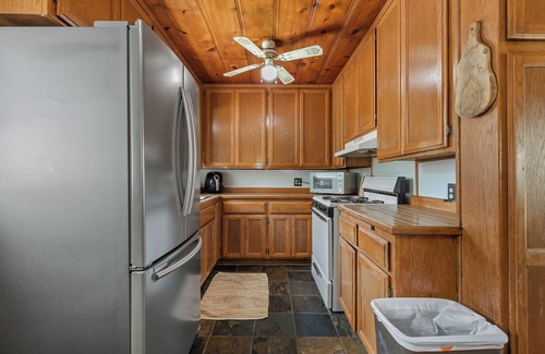 Diamond City Cabina | AMAZING property! Beautiful views of Bull Shoals Lake with on site amenities! 2bed/2bath cabin.