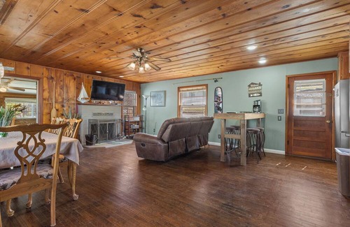 Diamond City Cabina | AMAZING property! Beautiful views of Bull Shoals Lake with on site amenities! 2bed/2bath cabin.