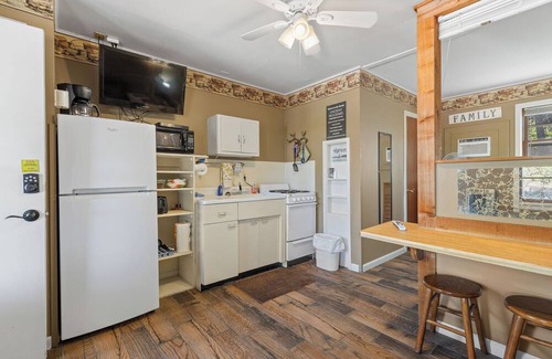Diamond City Cabina | Cabin 3- 1bd/1bath with beautiful views of Bull Shoals Lake.