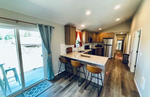Hazel Dell Casa | Tranquil Colorful Comfort, 3-bedroom house with AC in Vancouver