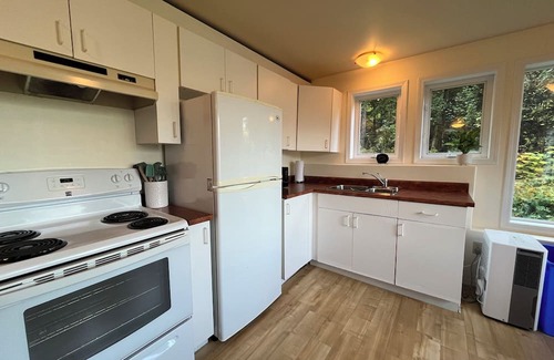 Balfour Casa | Full Suite | Lake View | Forest Retreat | Full Kitchen | Laundry