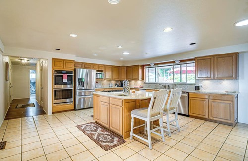 Roseburg Villa | 4 Mi to River: Umpqua Valley Villa w/Fire Pit!