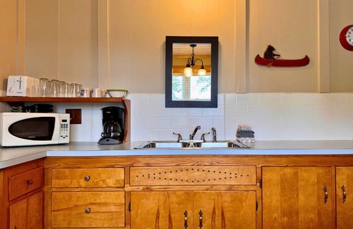 Trout Lake Cabina | Updated Rustic Cabin #5 at Twin Cedars on Frenchman Lake in Trout Lake, MI