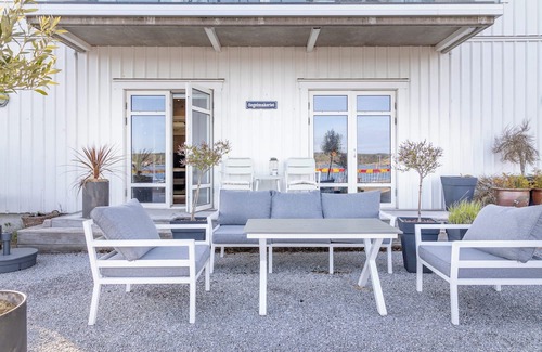 Marstrand Apartamento | Cool 2-bedroom apartment in Marstrand with patio just by the quay and seaview