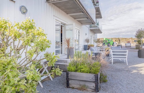 Marstrand Apartamento | Cool 2-bedroom apartment in Marstrand with patio just by the quay and seaview