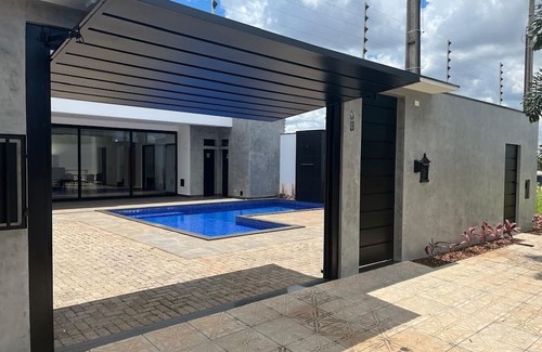 Maringa Casa | Day Use or Overnight Stay Cozy House with Pool and Jacuzzi