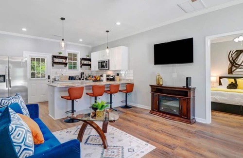 Kinston Casa | Blu Ivy: Skylight walk-in shower, Private en-suite in each bedroom/covered patio