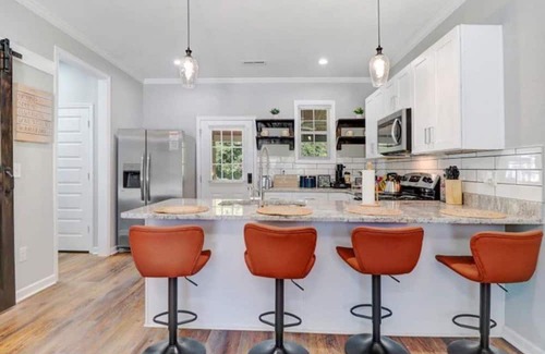 Kinston Casa | Blu Ivy: Skylight walk-in shower, Private en-suite in each bedroom/covered patio