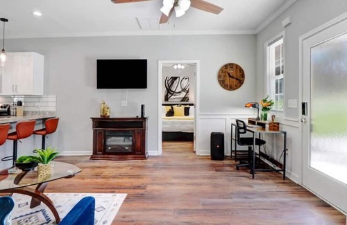Kinston Casa | Blu Ivy: Skylight walk-in shower, Private en-suite in each bedroom/covered patio