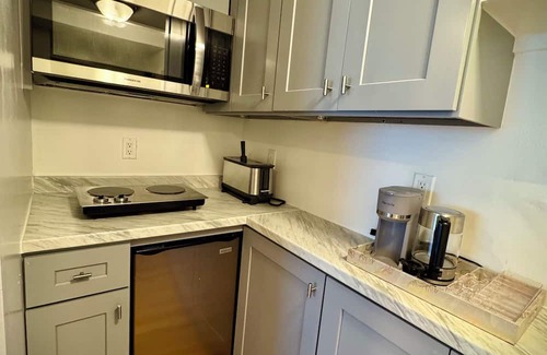 Naugatuck Apartamento | Charming 1-bedroom apartment in Naugatuck available for short term rental.