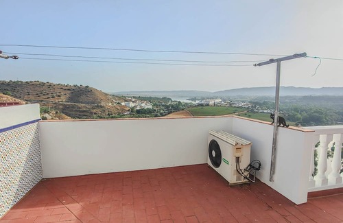 Arcos de la Frontera Cabaña | In the center of Arcos, above the Guadalete river and overlooking the lake of Arcos.